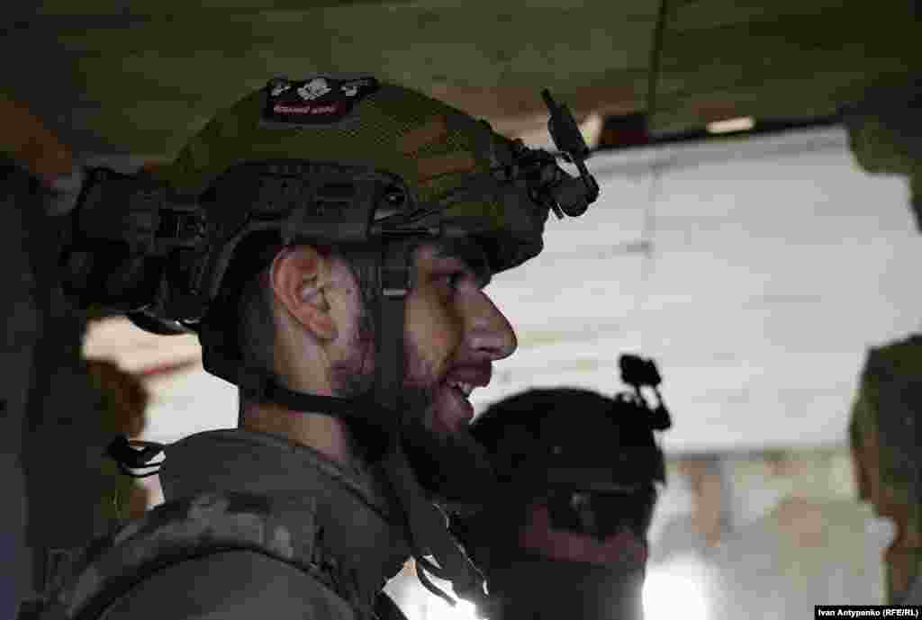 Іван &ndash; боєць штурмової групи 35-ї бригади. Разом зі своїми товаришами по службі він пройшов навчання за кордоном. &laquo;Саме таким методом, як ми відпрацьовуємо тут, нам доводилося штурмувати будівлі з моїм відділенням. Тому все це дуже потрібно, воно не забувається в бою, а допомагає почуватися впевнено. І в собі, і в своїх товаришах&raquo;, &ndash; каже Іван