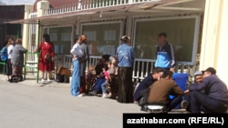 Wiza merkezinde nobatyna garaşýan adamlar. Aşgabat (Illýustrasiýa suraty) 