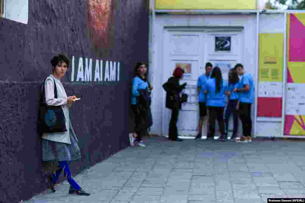 Florentina Walser je iz Švajcarske i odlučila je da cijelo ljeto 2023. provede u Prizrenu. Ona za Radio Slobodna Evropa kaže da su Dokufestovi bioskopi i lokacije posebni. Ali i političke teme i teme ljudskih prava kojima se bavi Dokufest u Prizrenu, koji je veoma tradicionalan grad na Kosovu, što je takođe izazvalo proteste. Sve je veoma političko, čak su i filmovi politički", kaže ona. &nbsp;