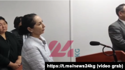 Салкынай Алимбаеванын бөгөт чарасын караган сот. Видеодон скриншот.