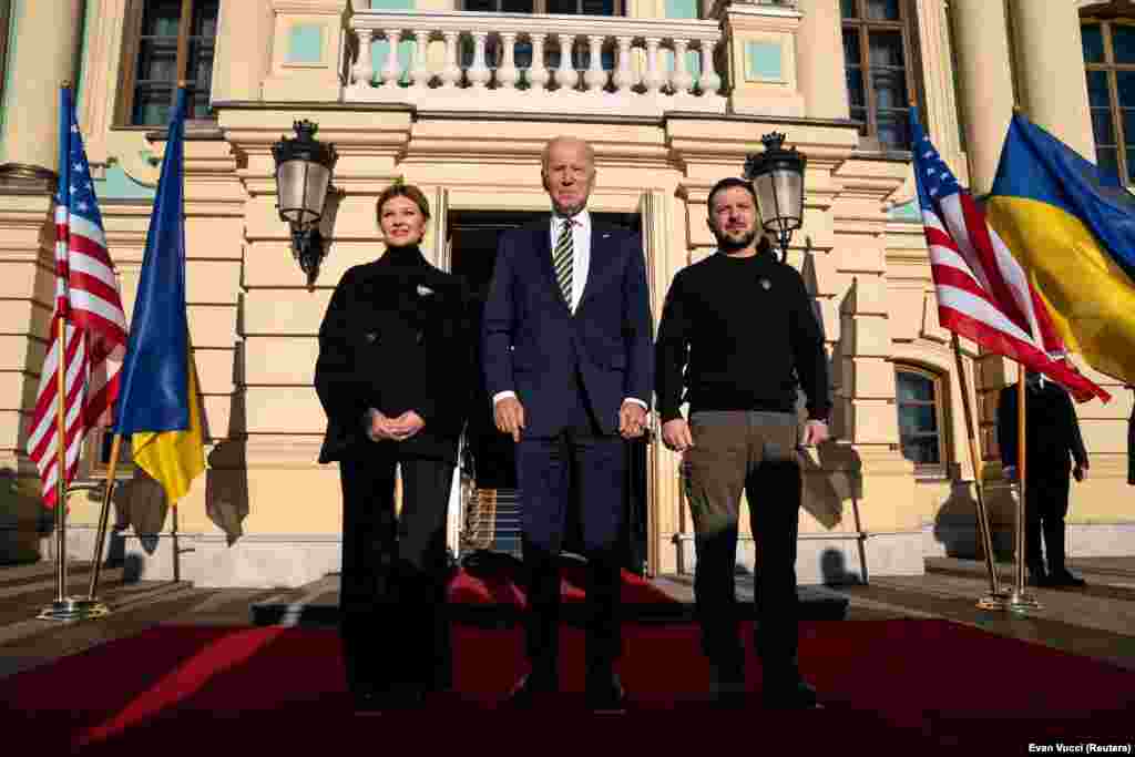 Joe Biden a fost întâmpinat de soții Zelenski, Olena și Volodimir, aici în fața Palatului Mariinski. Analiști spun că mesajul pe care-l dă vizita celui mai puternic om al lumii la Kiev are legătură cu sprijinul pe care SUA arată că intenționează să-l acorde în continuare Ucrainei invadate. &bdquo;Când Putin și-a lansat invazia, în urmă cu aproape un an, a crezut că Ucraina este slabă și că Occidentul este divizat. A crezut că poate rezista mai mult decât noi. Dar s-a înșelat amarnic&rdquo;, a spus președintele SUA.