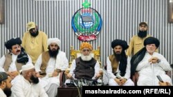 مولانا فضل الرحمان د جون پر ۲۷مه په پېښور کې د خبري غونډې پر مهال.