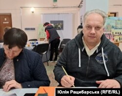 Сергій працює над своєю картиною