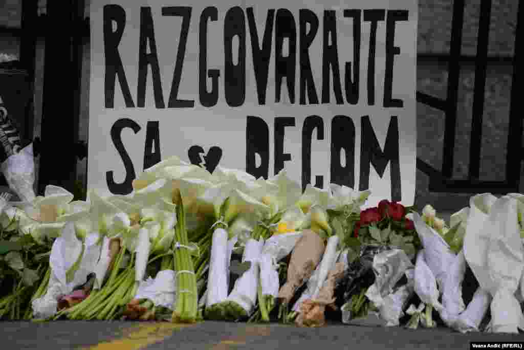 Cveće, sveće, ali i poruka "razgovarajte sa decom", ispred osnovne škole "Vladislav Ribnikar" - mesta masovne pucnjave, u kojoj je 3. maja 13-godišnjak ubio osmoro đaka i radnika obezbeđenja. Ranio je šestoro učenika i nastavnicu.&nbsp;