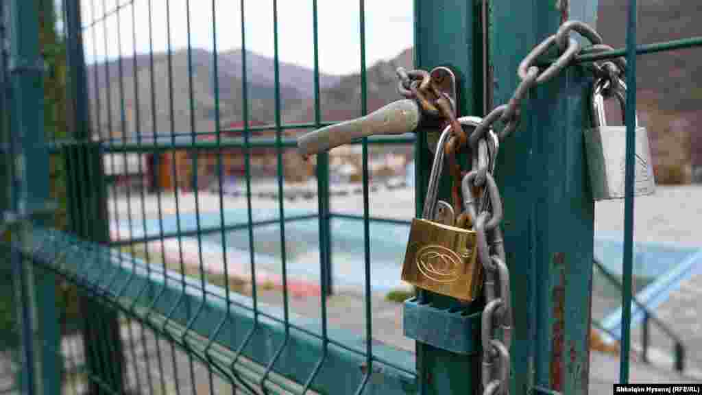 Dyert e mbyllura të kompleksit në Banjskë të Zveçanit, paraditen e së mërkurës.&nbsp;