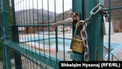 Një portë shihet e mbyllur me dry në kompleksin Rajska Banja, në Banjskë të Zveçanit, më 20 dhjetor 2023.
