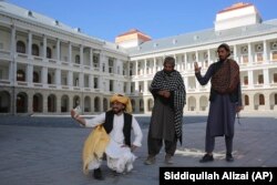 Afganët duke bërë "selfie" pranë Pallatit të renovuar Darul Aman në Kabul.