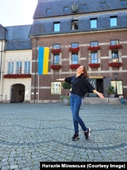 Українська біженка Наталія біля Ратуші в німецькому Дюссельдорфі. Червень 2023