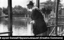 Соломія Крушельницька на озері в Торре дель Лаґо біля вілли Пуччіні