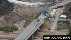 Азербайджанский контрольно-пропускной пункт. Баку и Ереван в августе подписали соглашение в Вашингтоне о коридоре через армянскую территорию, который свяжет Азербайджан с его эксклавом Нахичеванью и может стать важной транспортной артерией