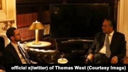 توماس وست نماینده ویژه امریکا برای افغانستان حین دیدار با سرپرست وزارت خارجه پاکستان در اسلام آباد