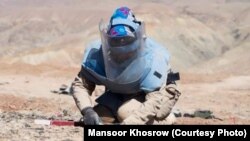 یک ماین روب زن حین اجرای وظیفه در ولایت بامیان - عکس از آرشیف