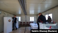 Zgjedhjet e 23 prillit për kryetarë të komunave në veri u mbajtën në kontejnerë të improvizuar si qendra votimi në Zubin Potok, Kosovë, 23 prill 2023.