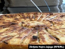 Flija, ushqim tradicional i shqiptarëve që përgatitet me miell, ujë e kripë, kurse gjatë pjekjes lyhet me mazë.