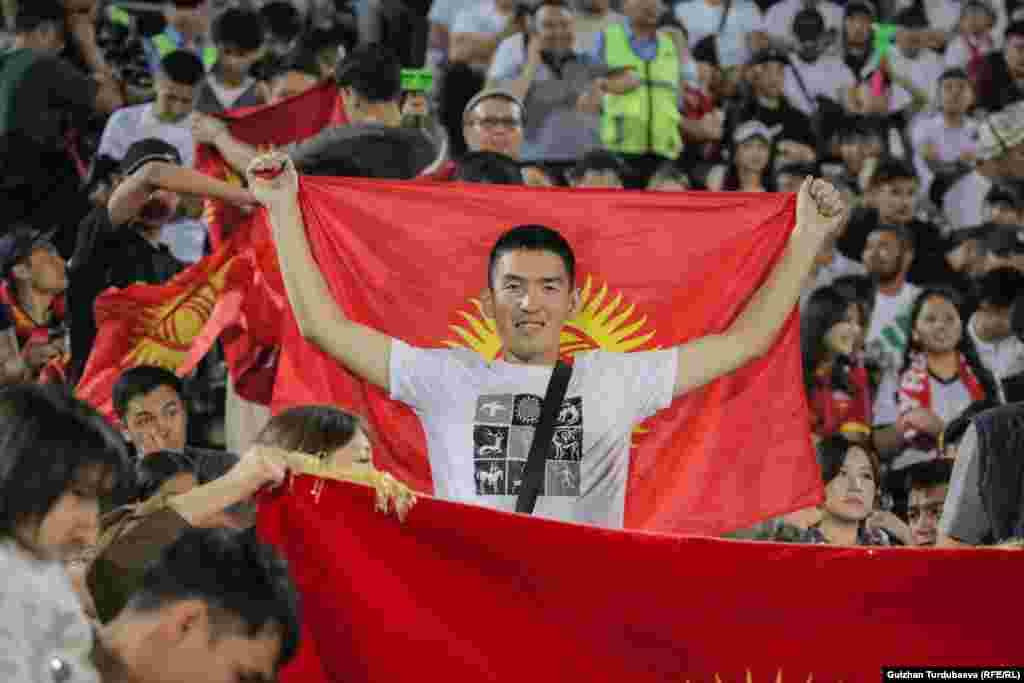 Кыргызстан Малайзия курамаларынын беттешине 20 миңге жакын көрөрман келип, стадион жык-жыйма эл болду.&nbsp;