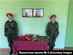 Memorialul din Iașkino în memoria eroiloe localnici căzuți la datorie se află într-o școală elementară.