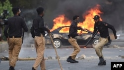 په کراچۍ کې د پولیسو او تحريک انصاف د غړو تر منځ نښتې هم شوې دي.