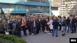 Протест на вработените во Министерството за култура за повисоки плати. По два протести пред Министерството за финансии, тие сега протестираат пред владата 