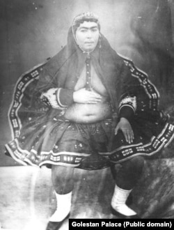 ანისოდოლეჰის, ირანის შაჰის ცოლის პორტრეტი. პიკანტური ხასიათი გვაფიქრებინებს, რომ ის თვითონ ნასერ ალ-დინმა გადაიღო.