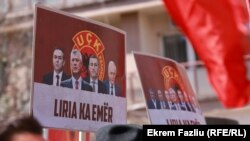 Fotografi nga protesta në Prishtinë në mbështetje të ish-udhëheqësve të UÇK-së që po përballen me gjyqin për krime lufte në Hagë.