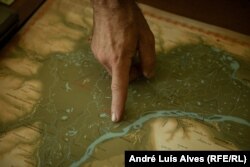 Олег Тубольцев, науковий співробітник Національного заповідника «Хортиця» та засновник Нової археологічної школи у Запоріжжі, показує на карту, де позначений історичний Великий Луг