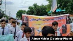 په پاړه چینار کې د جون پر لومړۍ نېټه زده کونکي د تري منګل قربانیانو لپاره احتجاج کوي.