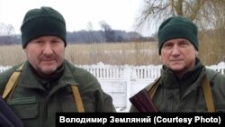 Володимир Земляний, боєць і телеоператор, з товаришем Віктором Ожогіним