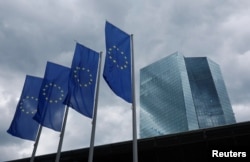 Flamuj të BE-së pranë ndërtesës së Bankës Qendrore Evropiane, Frankfurt, Germani, qershor 2024.