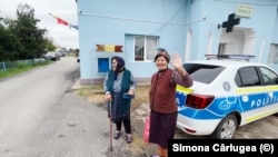 De când s-a anunțat prezența ursului lângă comuna lor, oamenii nu mai discută despre altceva.