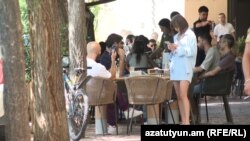 Սրճարան Երևանում, արխիվ