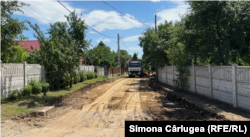 Pe o uliță din comuna Plenița se lucra cu spor, sâmbătă, pe 1 iunie.