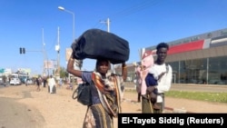 Хартумдан качууга аракеттенген судандыктар. 20-апрель, 2023-жыл.