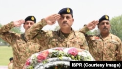 د پاکستان پوځ مشر جنرال عاصم منير (په مينځ کې ولاړ) په لاهور کې ـ انځور له ارشيفه