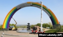 Арка дружби народів, монумент радянського періоду, як вона виглядала у квітні 2017 року. Тоді Київ приймав пісенний конкурс Євробачення