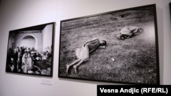 Fotografija levo: Bošnjački civili u logoru Trnopolje, jesen 1992. Fotografija desno: Psihijatrija Jakep na liniji razgraničenja, tokom probijanja koridora za zapadnu Bosnu, 1992.
