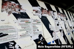 ხალხის მიერ კედლებიდან ჩამოხეული ე.წ. აგენტების კანონის პროპაგანდისტული პლაკატების ნარჩენები თბილისში. 10 აპრილი, 2024