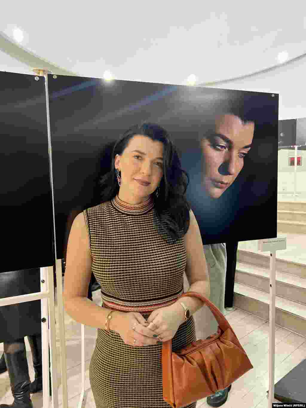 "Zadovoljstvo mi je da sam deo jedne ovakve izložbe na kojoj su učestvovale izuzetne žene ostavivši na fotografijama deo svoje duše i pokazujući razumevanje za one koji prolaze kroz nasilje, ali dajući i podstrek da iz njega izađu", rekla je za Radio Slobodna Evropa (RSE), novinarka Branislava Antović Aleksić.