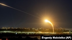 Українські сили ППО перехоплюють іранський дрон Shahed під час російської атаки на Київ, 30 травня 2023 року