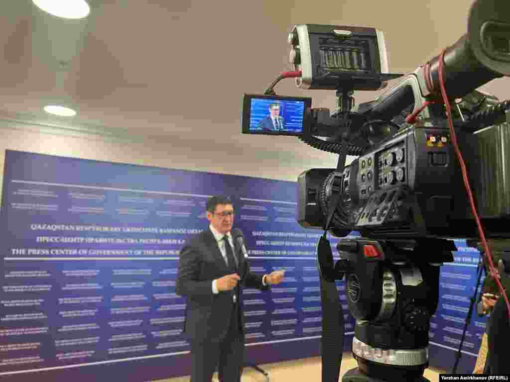 Энергетика министрі Алмасадам Сәтқалиев "бұл ұйымдасқан пикет" деп есептейді. &ndash; Адамдар көрпе-төсек пен шатыр алып келген. Олардың негізгі мақсаты &ndash; өзіне назар аударту. Жергілікті әкімдік пен "Өзенмұнайгаз" компаниясы не істегенін білмейсіздер ғой. Оларға балама жұмыс ұсынған. Біз өз мүддесі үшін осы азаматтарды пайдаланып, тендер конкурсының заңды нәтижесіне қарсы шыққан жеке компания басшылары емес, қарапайым адамдар туралы айтып отырмыз. Ал қарапайым азаматтар мүддесін біз мейлінше қорғадық. [Наразыларға] алдыңғысынан кем түспейтін ұсыныс айтылды. Бірақ көбі одан бас тартты. Ақыры энергетика министрлігі алдына пикетке шығу туралы шешімге келген. Келіссөз болады, &ndash; деді министр 11 сәуірде үкімет отырысынан соң журналистерге.