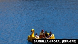 گردشگران داخلی و خارجی در بند امیر بامیان