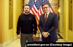 Президент України Володимир Зеленський і спікер Палати представників Конгресу США Майк Джонсон. Вашингтон, 12 грудня 2023 року