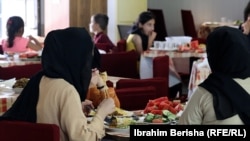 شماری از افغان‌های متقاضی ویزای امریکا، قبلا به کشور آلبانی انتقال داده شدند، هر چند شمار زیادی از آنان به امریکا رسیدند اما هنوز شماری از خانواده‌های افغان در آن کشور به سر می برند.