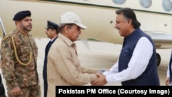 د بلوچستان ګورنر ملک عبدالولي کاکړ (ښي لوري ته) د مې پر ۲۲مه د کوټې پر هوایي مېدان د وزیراعظم شهباز شریف هرکلی کوي.