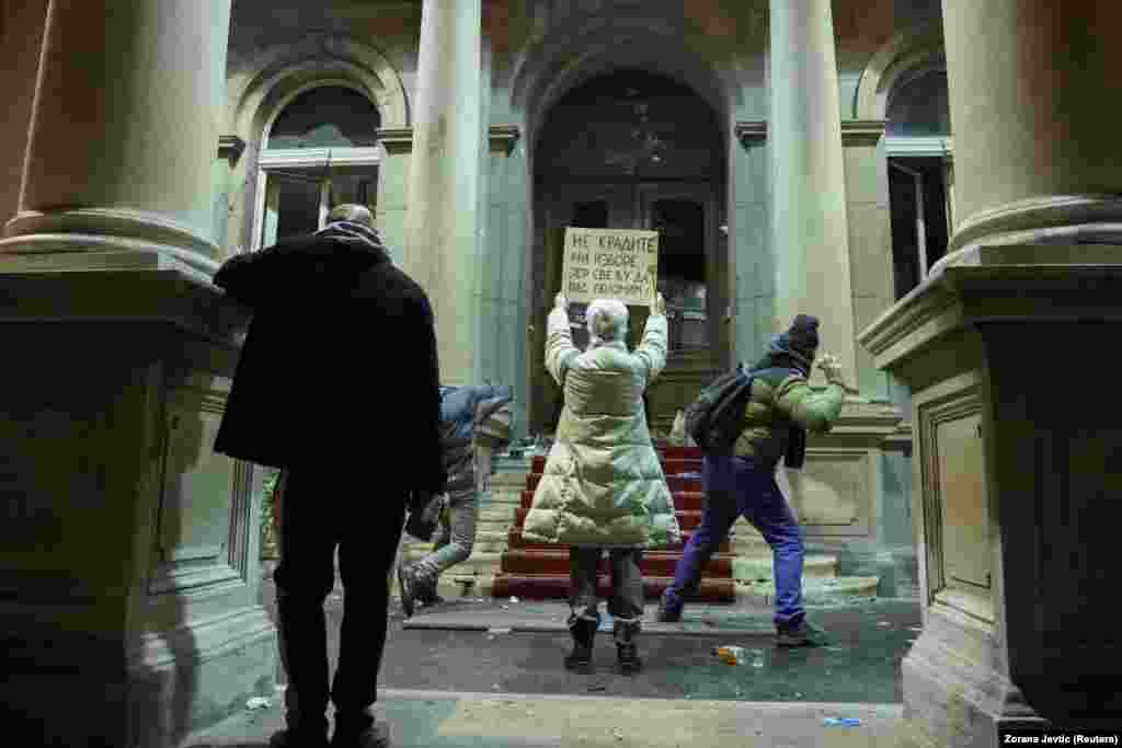 Deo demonstranata je na protestu 24. decembra pokušao da uđe u Skupštinu grada što je dovelo do intervencije policije i hapšenja. &nbsp;