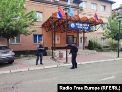 Pjesëtarë të Policisë së Kosovës afër ndërtesës së Komunës së Zveçanit. 27 maj 2023.