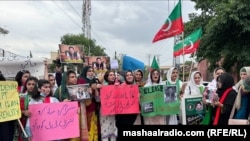 د اپرېل پر ۲۶مه د تحریک انصاف غړې د پېښور پریس کلب مخې ته احتجاج کوي.