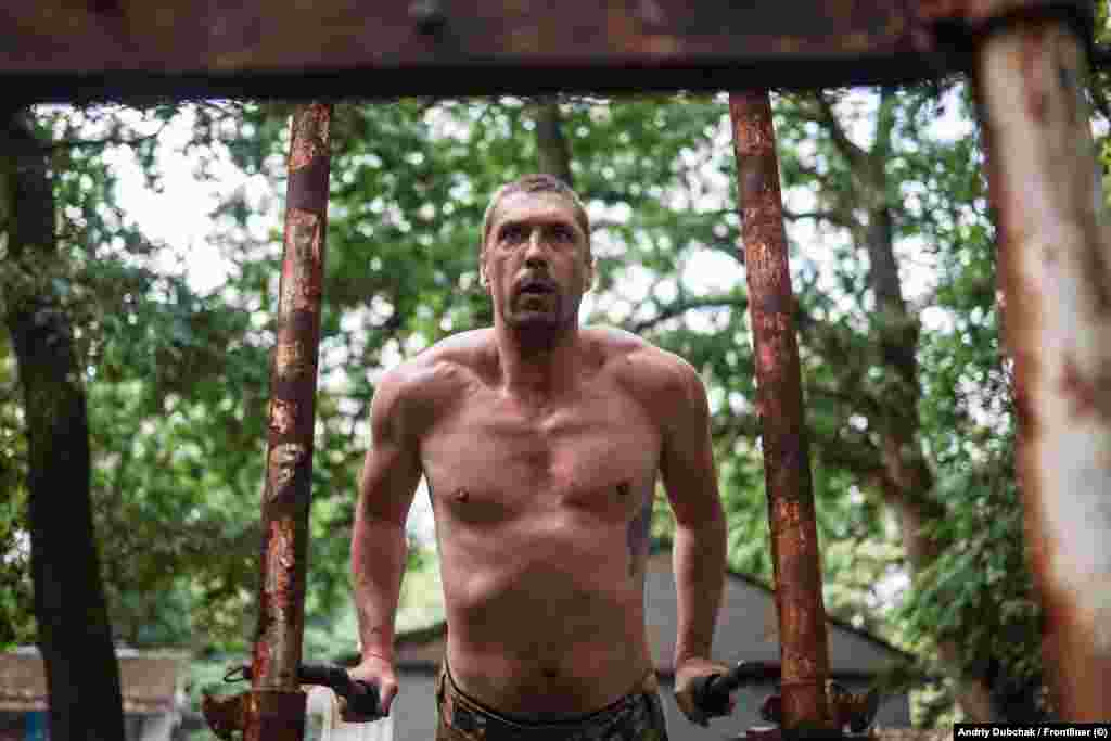 Боєць на псевдо &laquo;Баха&raquo; під час тренувань на турніку і перекладині. &laquo;Всі ми прекрасно розуміємо і знаємо, куди ми йдемо. На все воля Божа. І щоб ви розуміли, ми &ndash; добровільні контрактники. Ми вже красавці. Ми вже яскравіші за тих, кого ТЦК зловив. Ми мотивовані. Повоювать. Повеселиться&raquo;, &ndash; каже рекрут