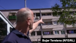 Šućri Ćeljiku pokazuje u pravcu stana u Severnoj Mitrovici.