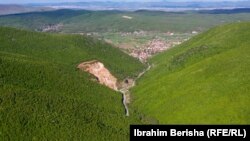 Muntele din apropierea satului Shala, unde funcționează o carieră deținută de Arberia Turist