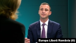 Proiectul inițiat de Alfred Simonis, care scoate sălile de jocuri la marginea orașelor și le interzice în localitățile cu mai puțin de 5.000 de oameni, în timp ce în cele cu 20.000 de oameni poate fi maximum un punct de lucru, este cel mai avansat în Parlament.